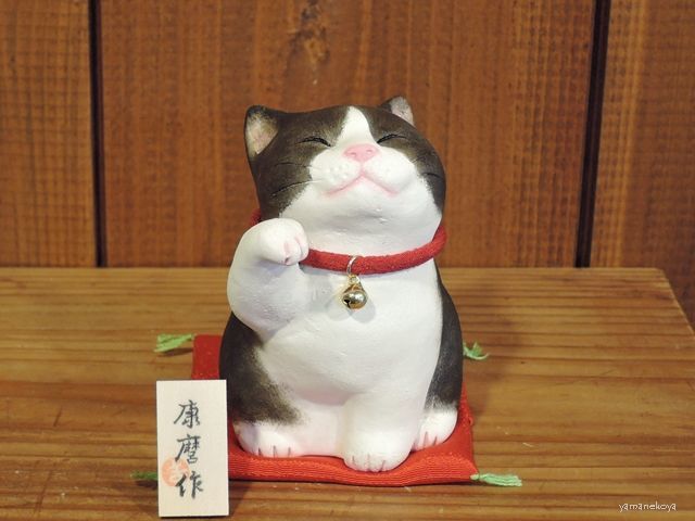 小澤康麿さんの陶猫 吉兆招き猫 ハチワレ（口閉じ）