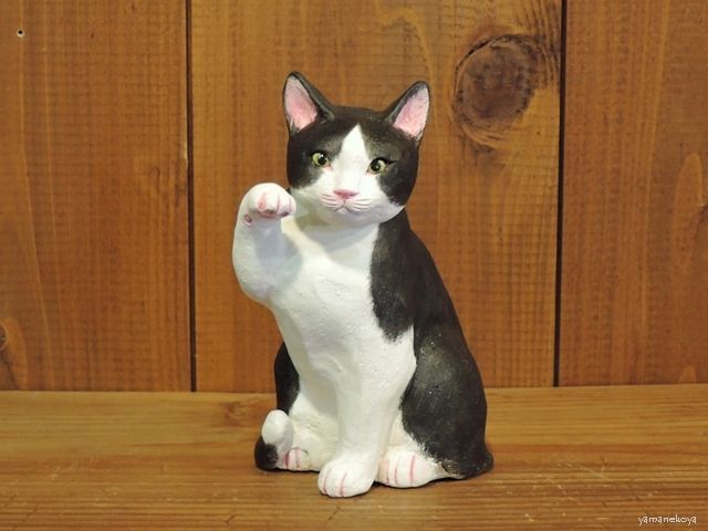 小澤創磨さんの陶猫『招き猫ハチワレ』